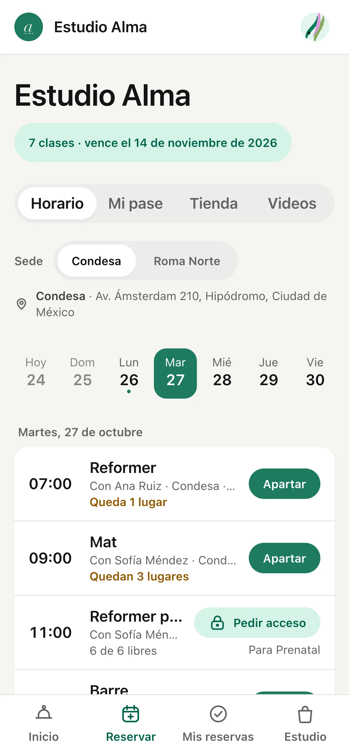 La cuenta de una clienta en el teléfono con una clase de Reformer prenatal que pide acceso.