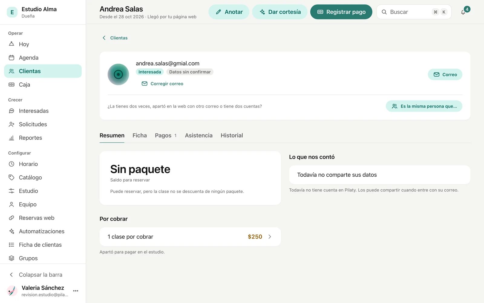 La ficha de una clienta que llegó por tu página web, con su correo mal escrito en gmial.com y el botón Corregir correo debajo.