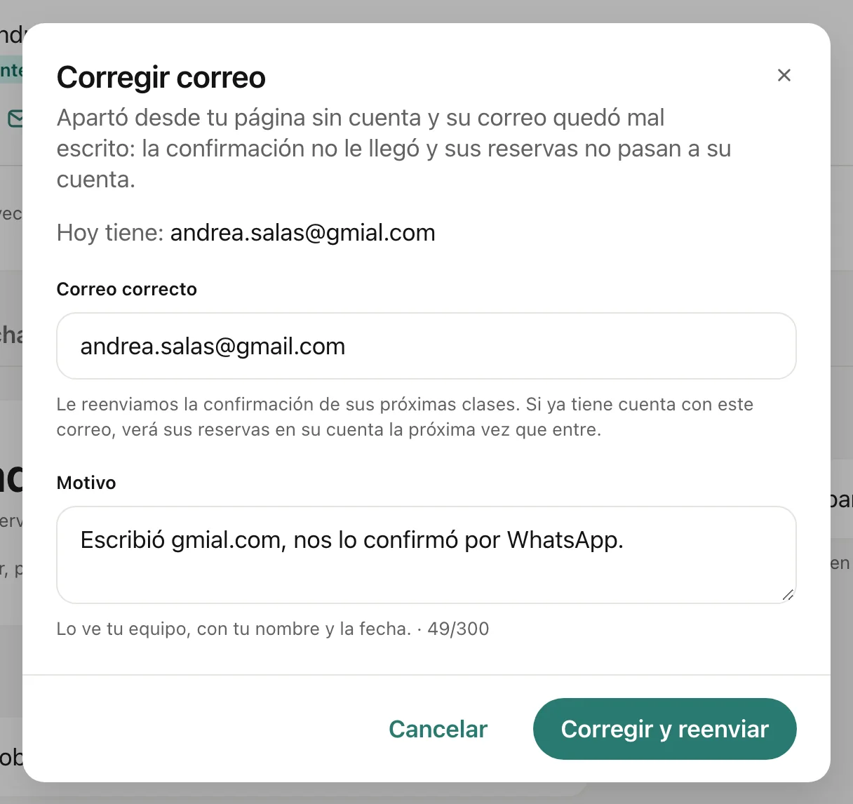 El cuadro Corregir correo con el correo de hoy mal escrito en gmial.com, el correo correcto en gmail.com y el motivo escrito.