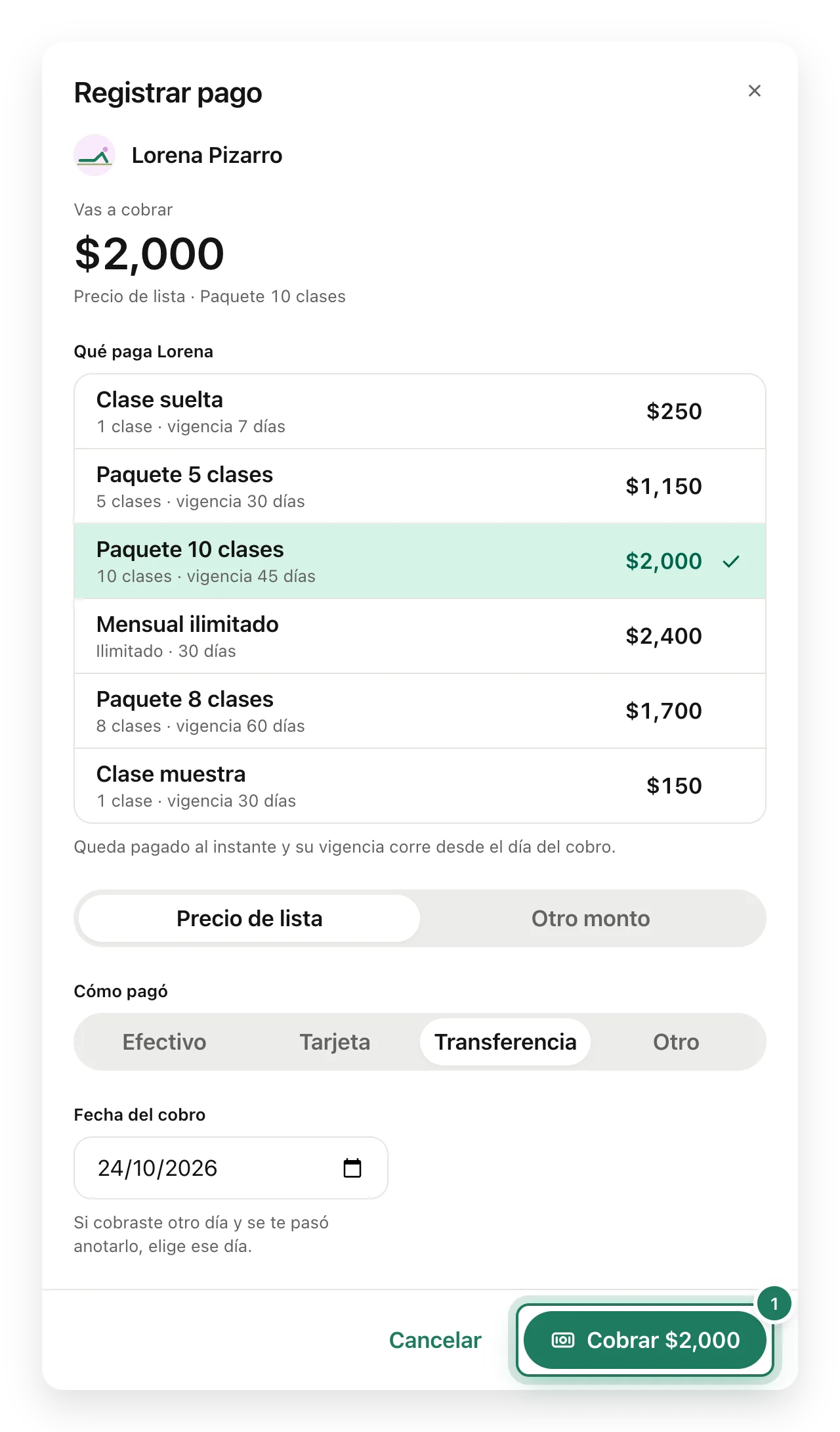 El cuadro Registrar pago con el Paquete 10 clases elegido, el precio de lista y el pago por transferencia, con el botón Cobrar resaltado.