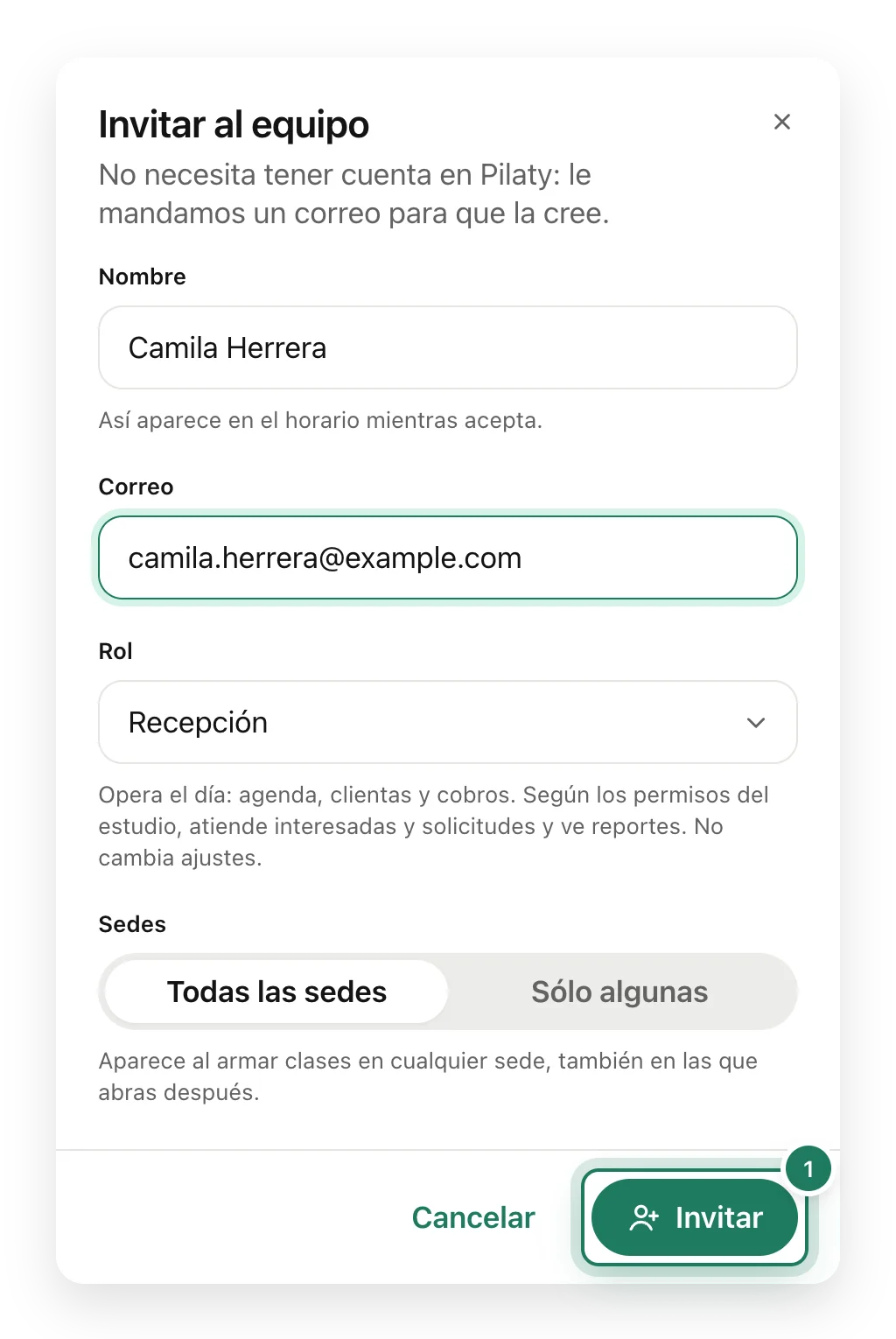 El cuadro para invitar al equipo con el nombre Camila Herrera, su correo y el rol Recepción.
