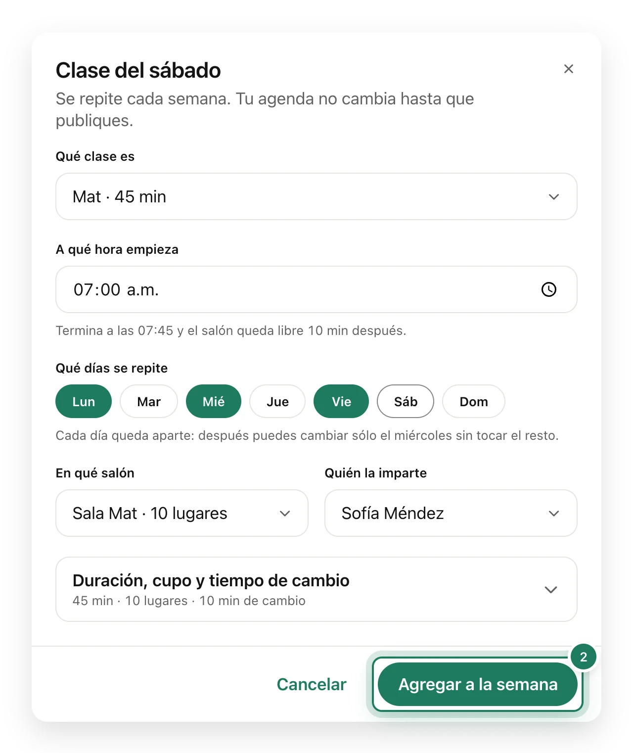 El cuadro para agregar una clase: Mat de 45 minutos a las 07:00, los lunes, miércoles y viernes, en la Sala Mat con Sofía Méndez.