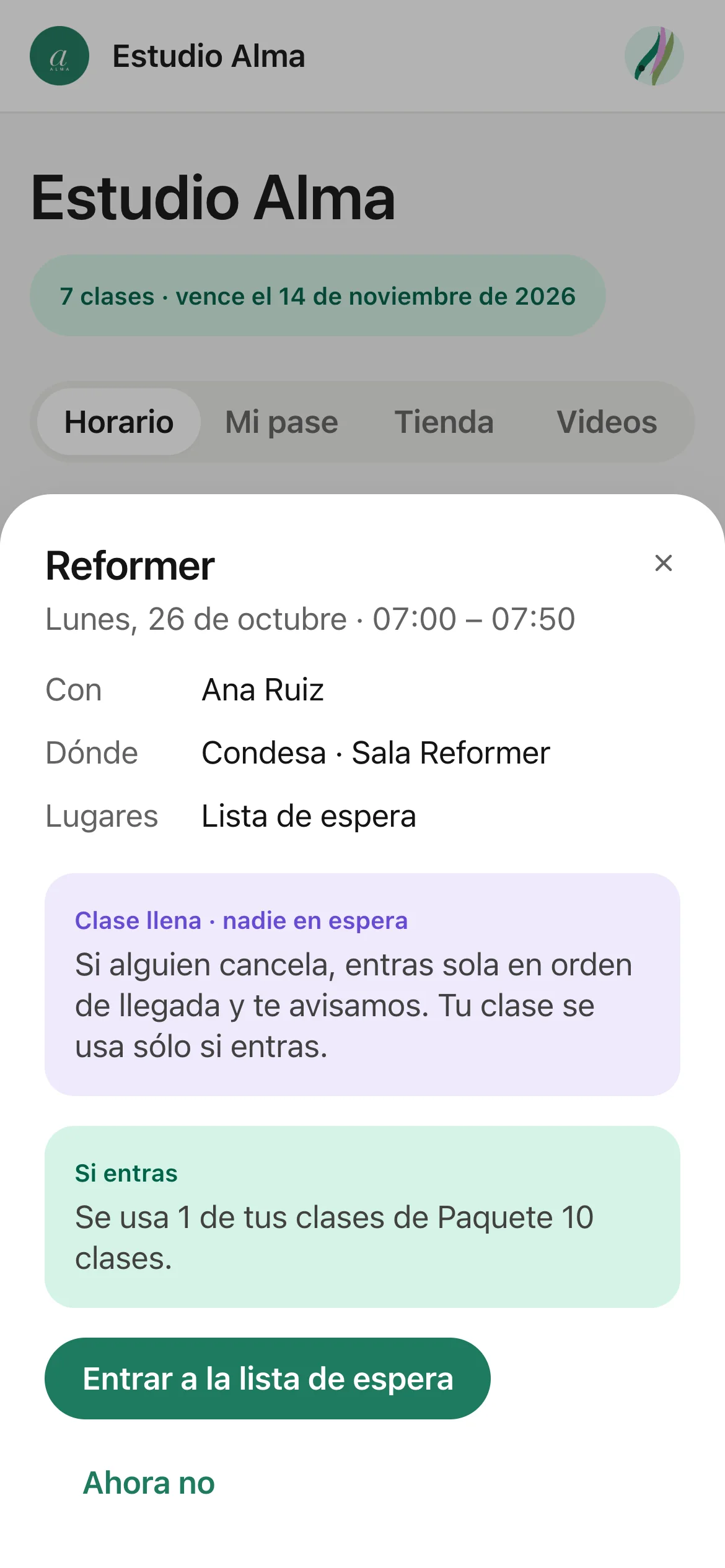 La cuenta de una clienta en el teléfono con una clase llena y la opción de entrar a la lista de espera.