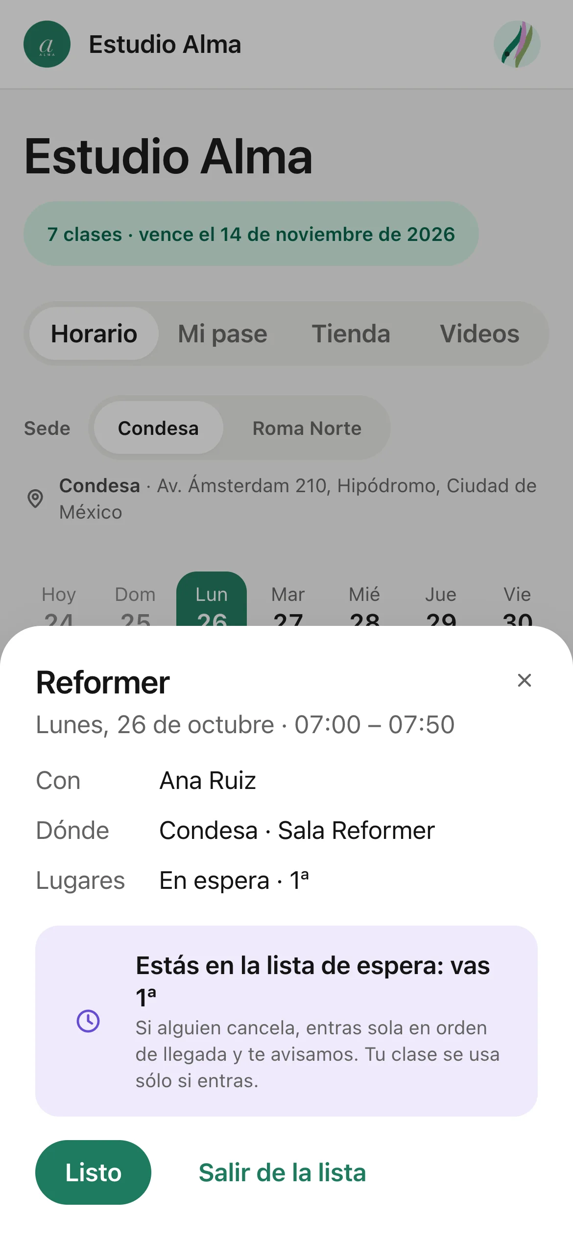 La cuenta de una clienta en el teléfono anotada en la lista de espera, con su lugar en la fila.