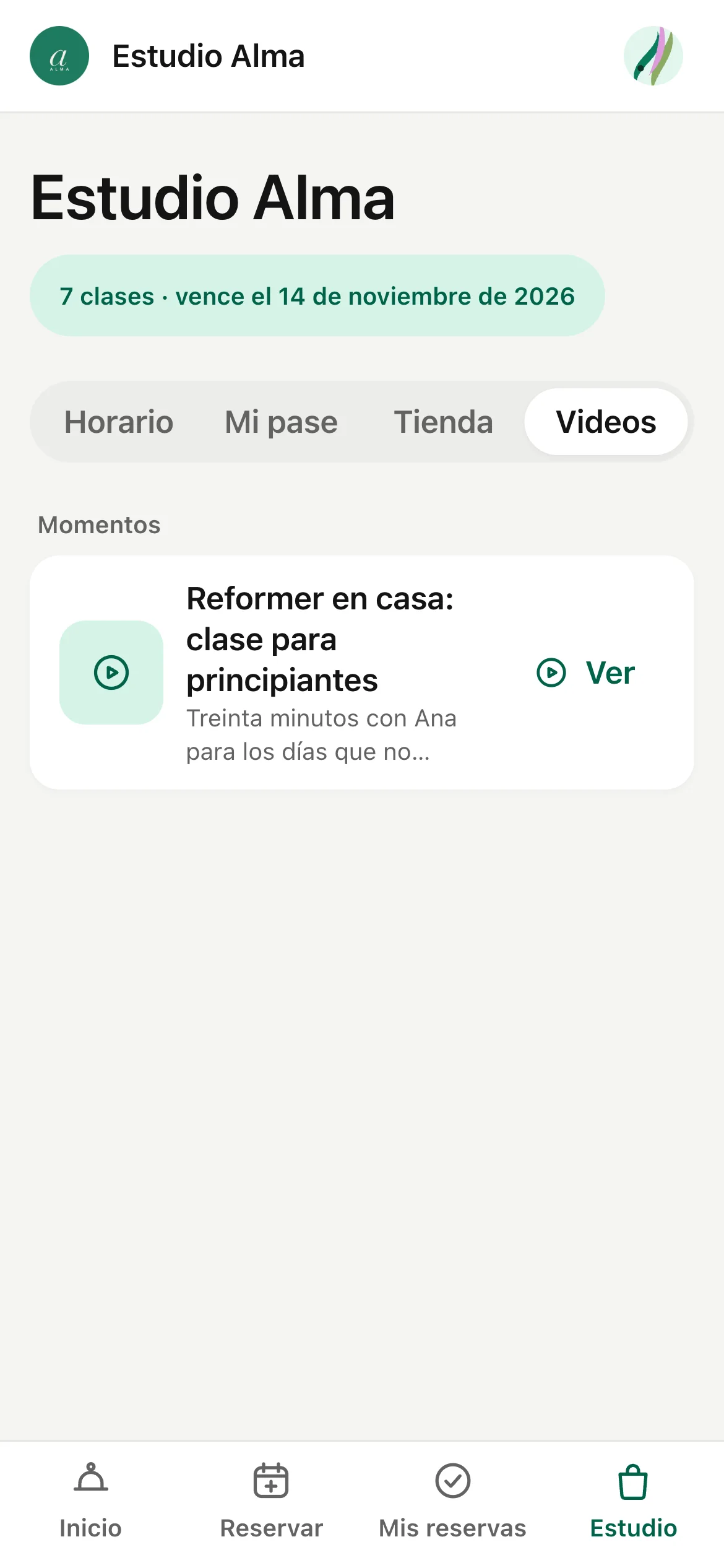 La pestaña Videos con el momento Reformer en casa publicado por el estudio.