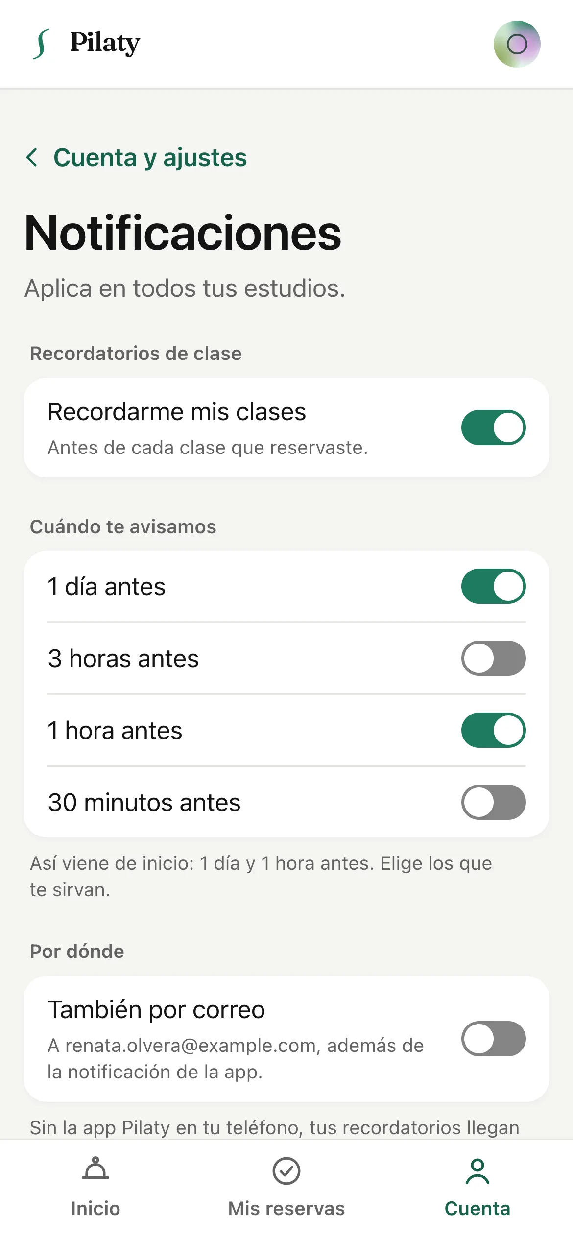 La pantalla Notificaciones con los recordatorios de clase, cuándo le avisamos y la opción También por correo.