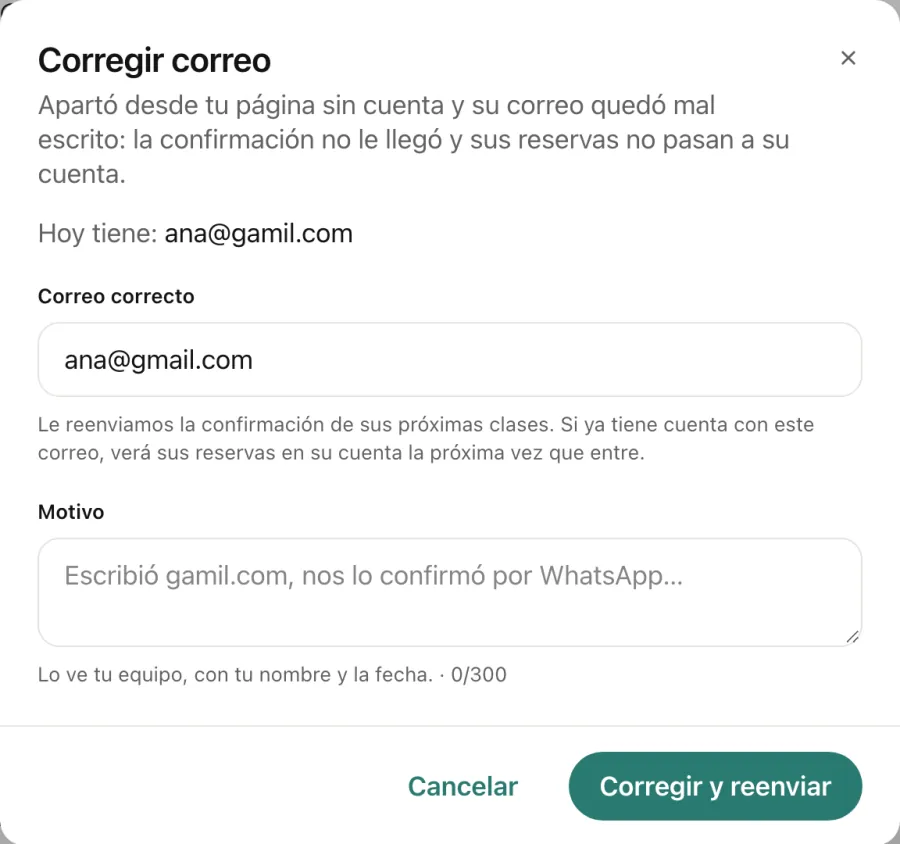 El cuadro Corregir correo de una clienta de ejemplo que apartó con ana@gamil.com: el correo correcto, ana@gmail.com, y el botón Corregir y reenviar.