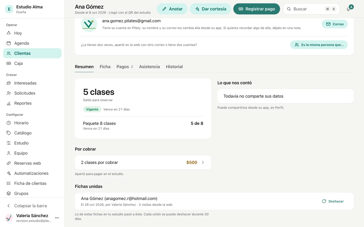 La ficha de una clienta de ejemplo después de unirla: en Fichas unidas aparece la ficha de su reserva en la página, quién la unió, cuándo y 3 visitas desde la web, con el botón Deshacer.
