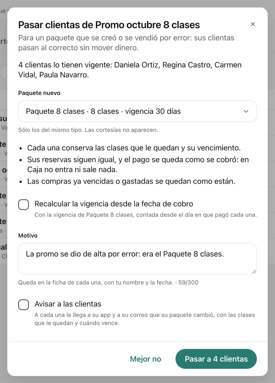 El cuadro Pasar clientas de Promo octubre 8 clases de un estudio de ejemplo: cuatro clientas de ejemplo lo tienen vigente, el paquete nuevo es Paquete 8 clases, el motivo escrito y el botón Pasar a 4 clientas.