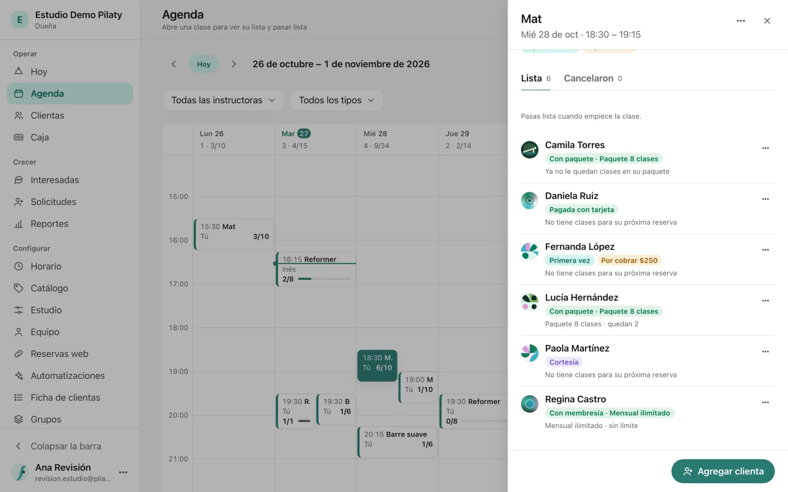 La agenda de un estudio de ejemplo con una clase abierta: en su lista, cada clienta de ejemplo tiene una etiqueta con lo que usó para pagar esa clase, con paquete, con tarjeta, por cobrar, cortesía o membresía.
