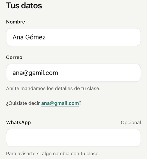 Los datos de una clienta de ejemplo al apartar en la página de un estudio: escribió ana@gamil.com y abajo aparece ¿Quisiste decir ana@gmail.com?