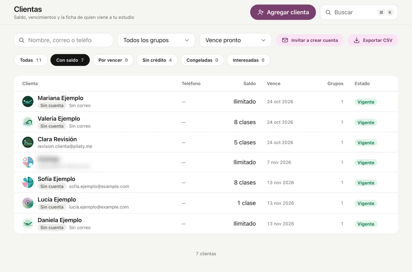 La lista de Clientas de un estudio de ejemplo con el filtro Con saldo elegido y ordenada por Vence pronto; cada filtro muestra cuántas clientas tiene.