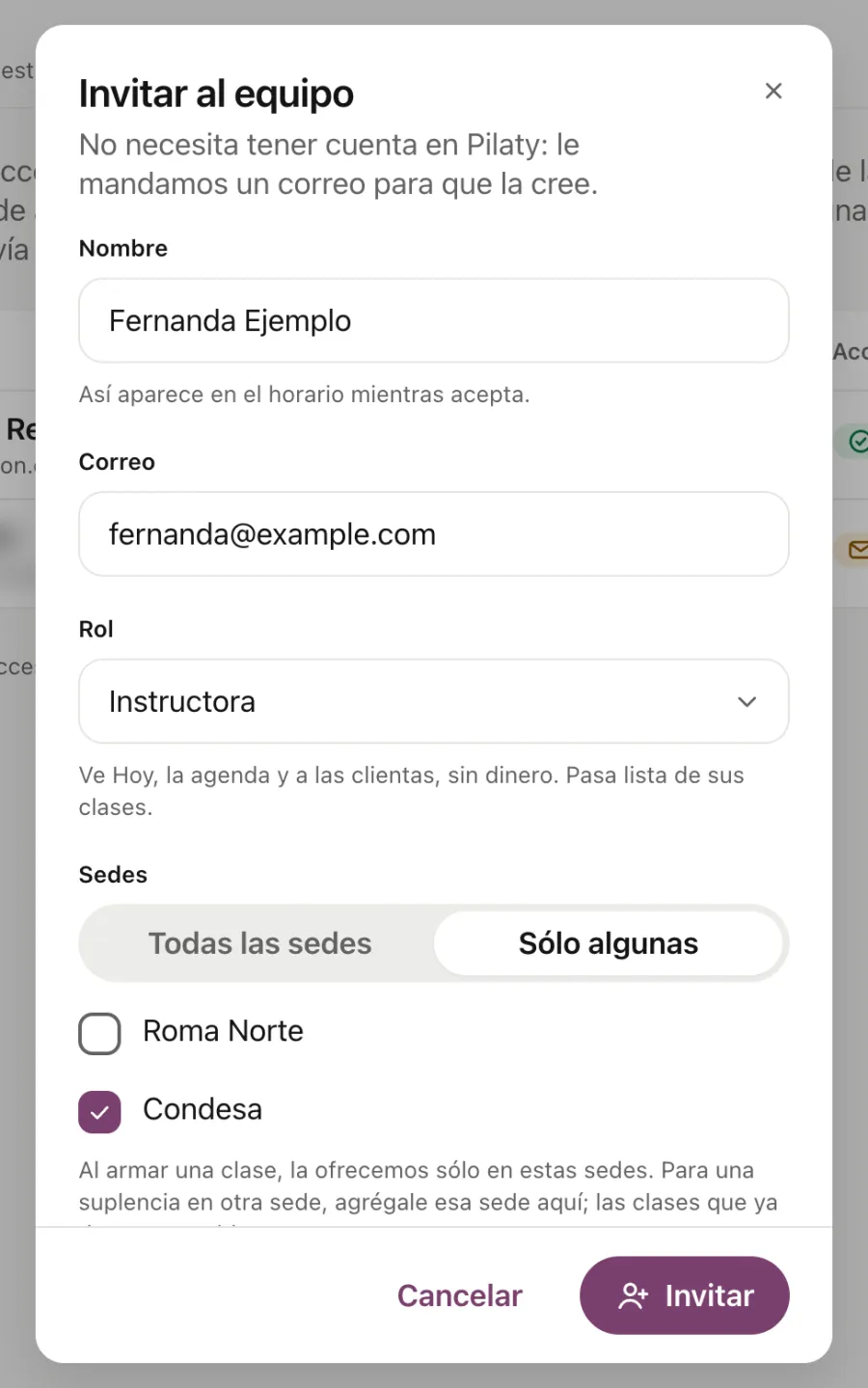 El cuadro Invitar al equipo con una coach de ejemplo que da clase sólo en una de las dos sedes.