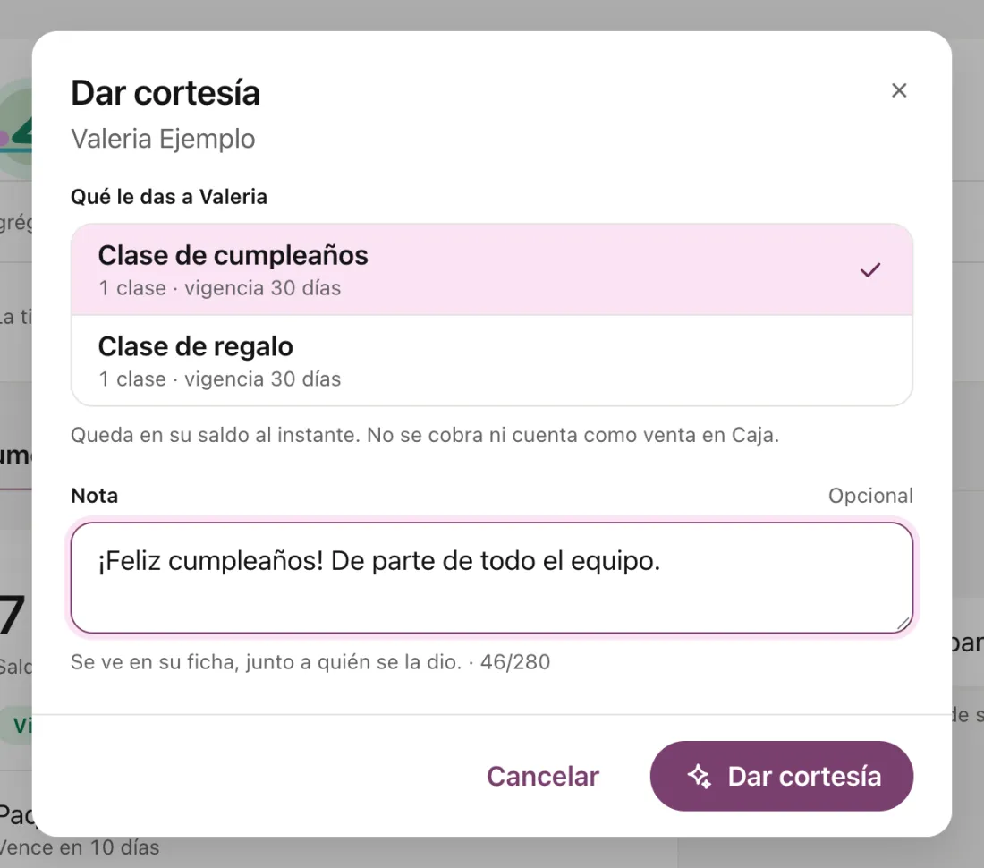 El cuadro Dar cortesía en la ficha de una clienta de ejemplo: dos cortesías para elegir y una nota de cumpleaños.