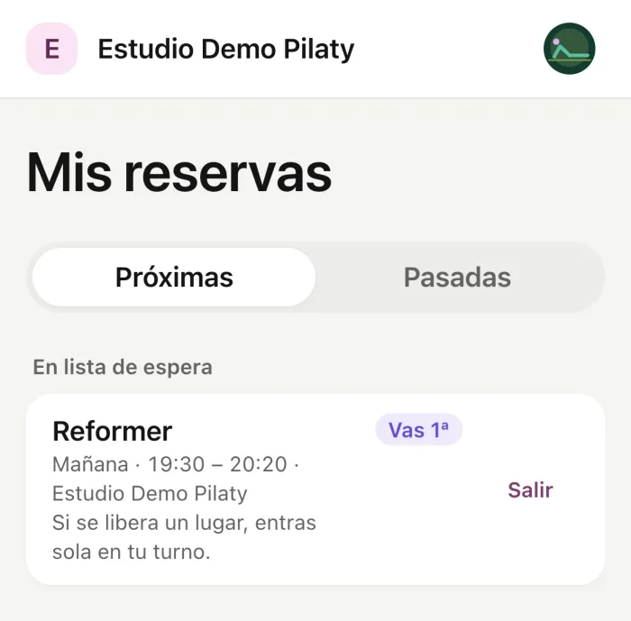 Mis reservas en el celular de una clienta: anotada en la lista de espera de una clase de Reformer, en primer lugar.