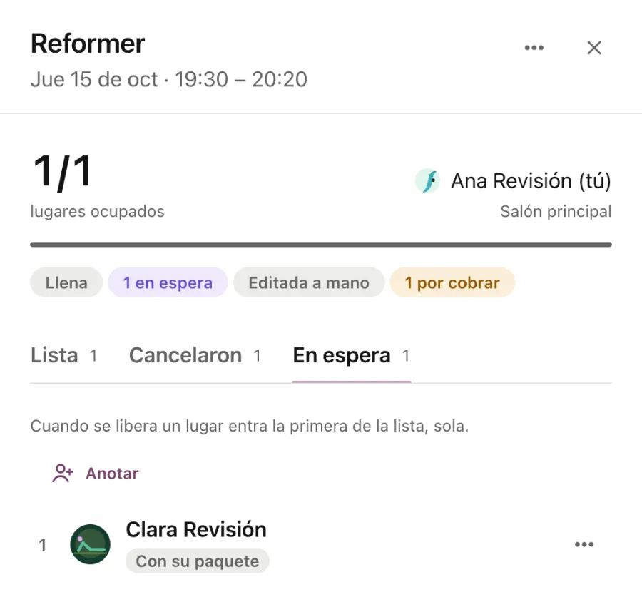 El panel de una clase llena con la pestaña En espera abierta y una clienta de ejemplo en primer lugar.