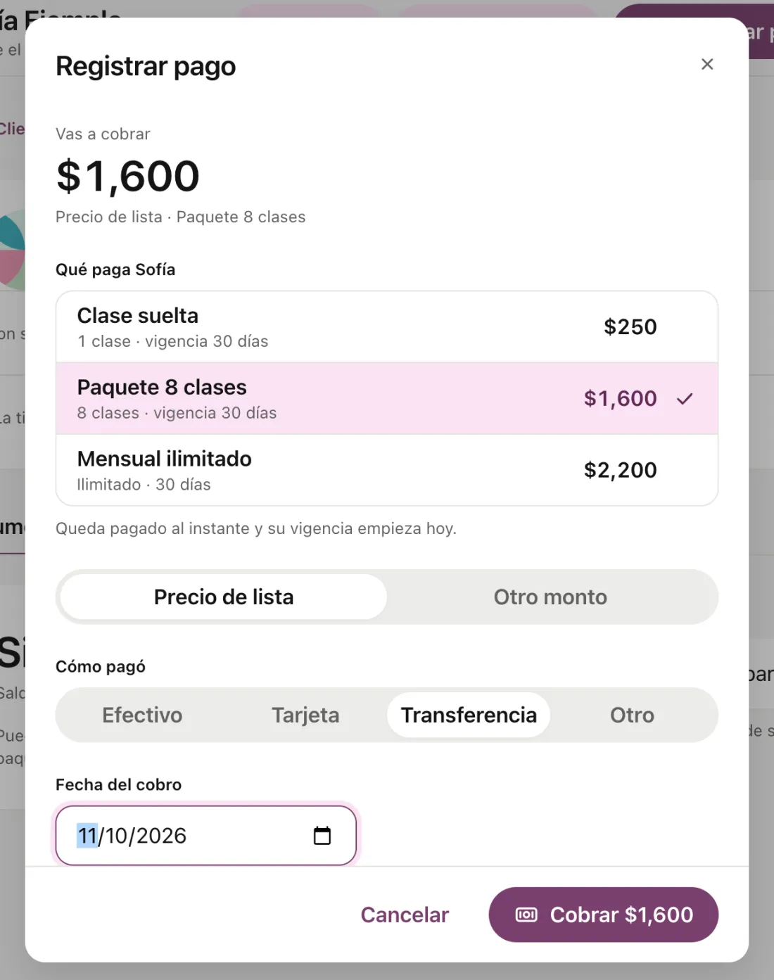 El cuadro Registrar pago con un paquete de 8 clases, pago por transferencia y la fecha del cobro de tres días antes.