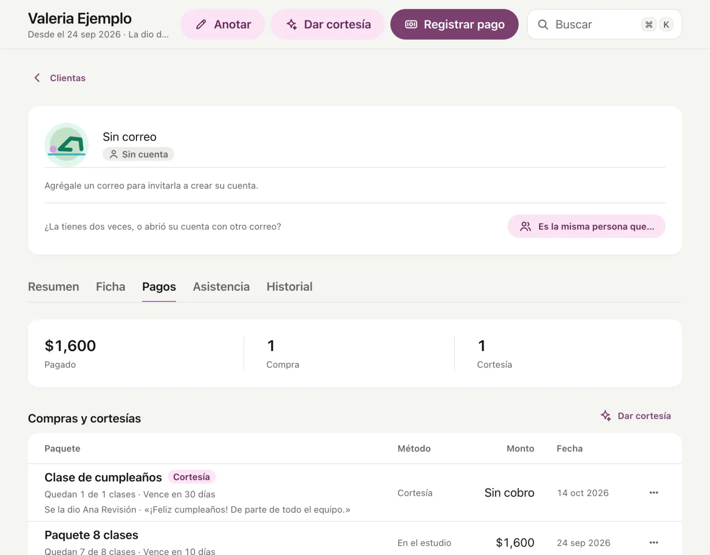 La pestaña Pagos de una clienta de ejemplo: una cortesía sin cobro, con quién la dio y su nota, junto a un paquete pagado.