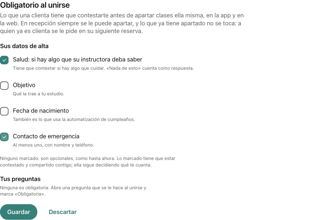 La tarjeta Obligatorio al unirse en la Ficha de clientas, con Salud y Contacto de emergencia marcados.